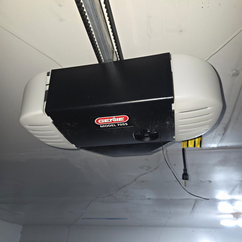 Genie 7055 Belt Drive Garage Door Opener 1/2 HP Ceiling Mount Light 120V.
