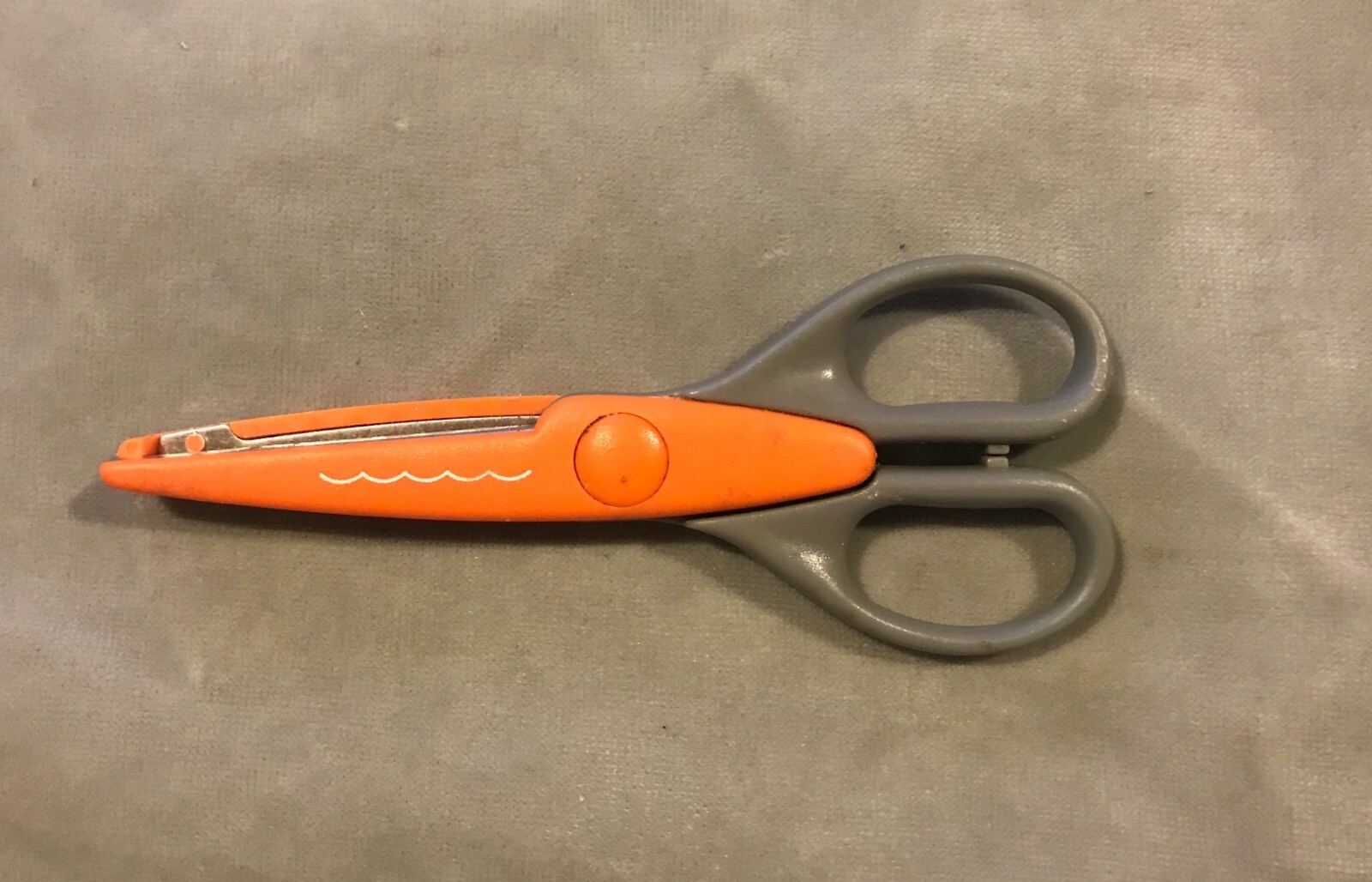 Wavy edge craft scissors for card making and scrapbooking-image