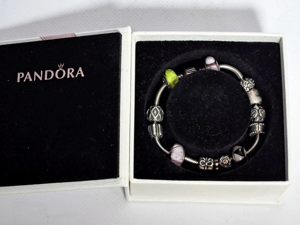 PANDORA Armband aus 925er Silber mit 12 originalen Beads, inkl. Schmuckschatulle