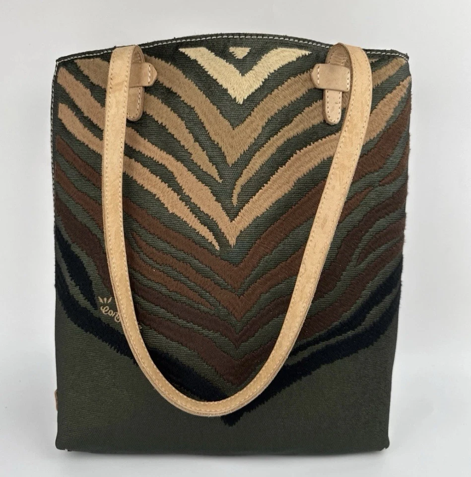 Bolso de hombro Consuela Slash Everyday verde bordado interior brillante Foto 2 de 4