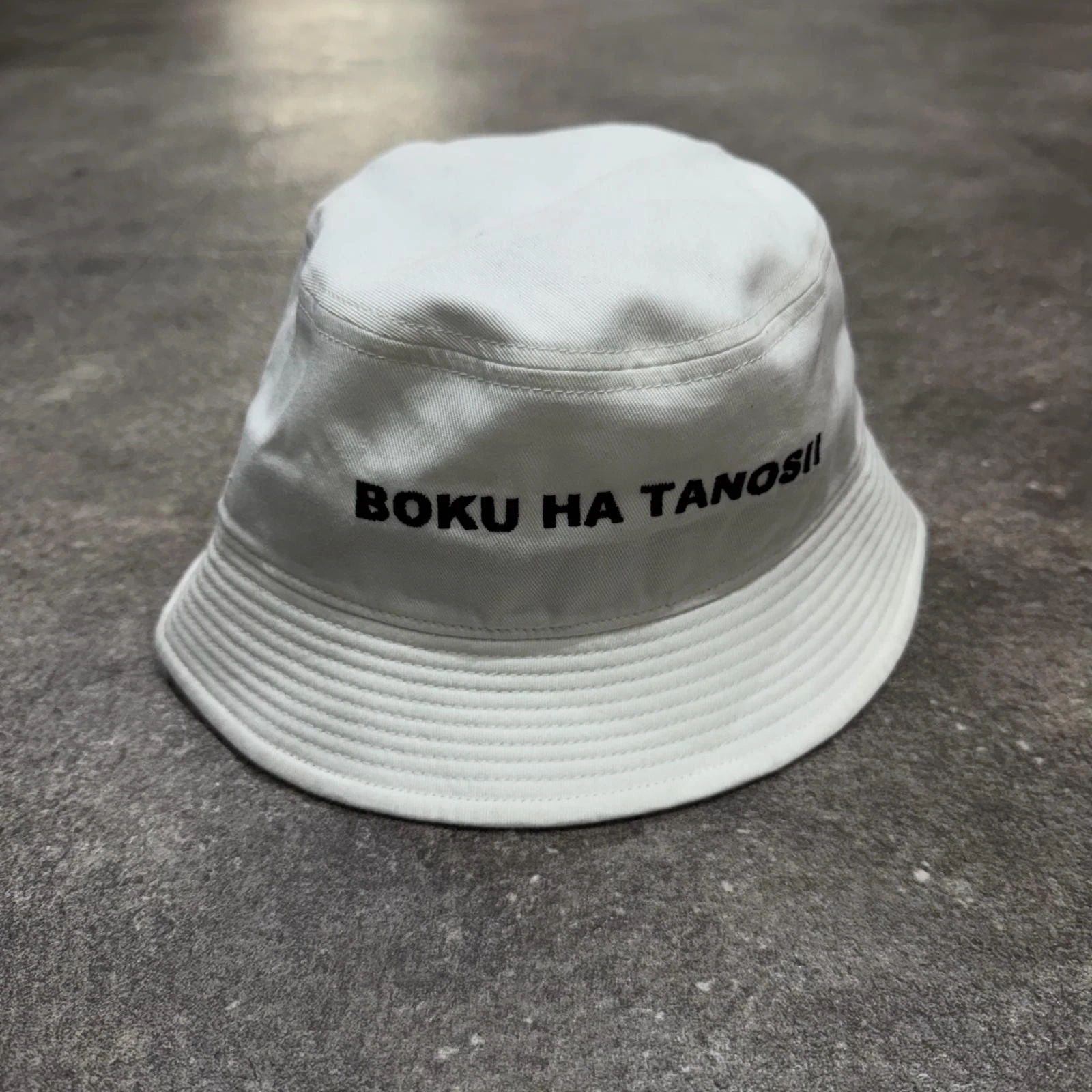 Unused BOKU HA TANOSHII Embroidered Logo Bucket Hat B-C-006 white F （11910M）