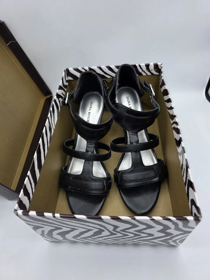 Sandalias de tacón Dana Buchman para mujer Laila talla 9 de tela negra con puntera abierta y tiras Foto 4 de 4