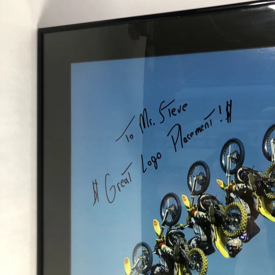 Póster firmado por Travis Pastrana enmarcado mate sin miedo backflip 42,5"x30,5" Foto 3 de 4