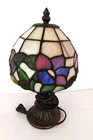 VINTAGE-STYLE SMALL TIFFANY LAMP, WITH STAINED GLASS SHADE