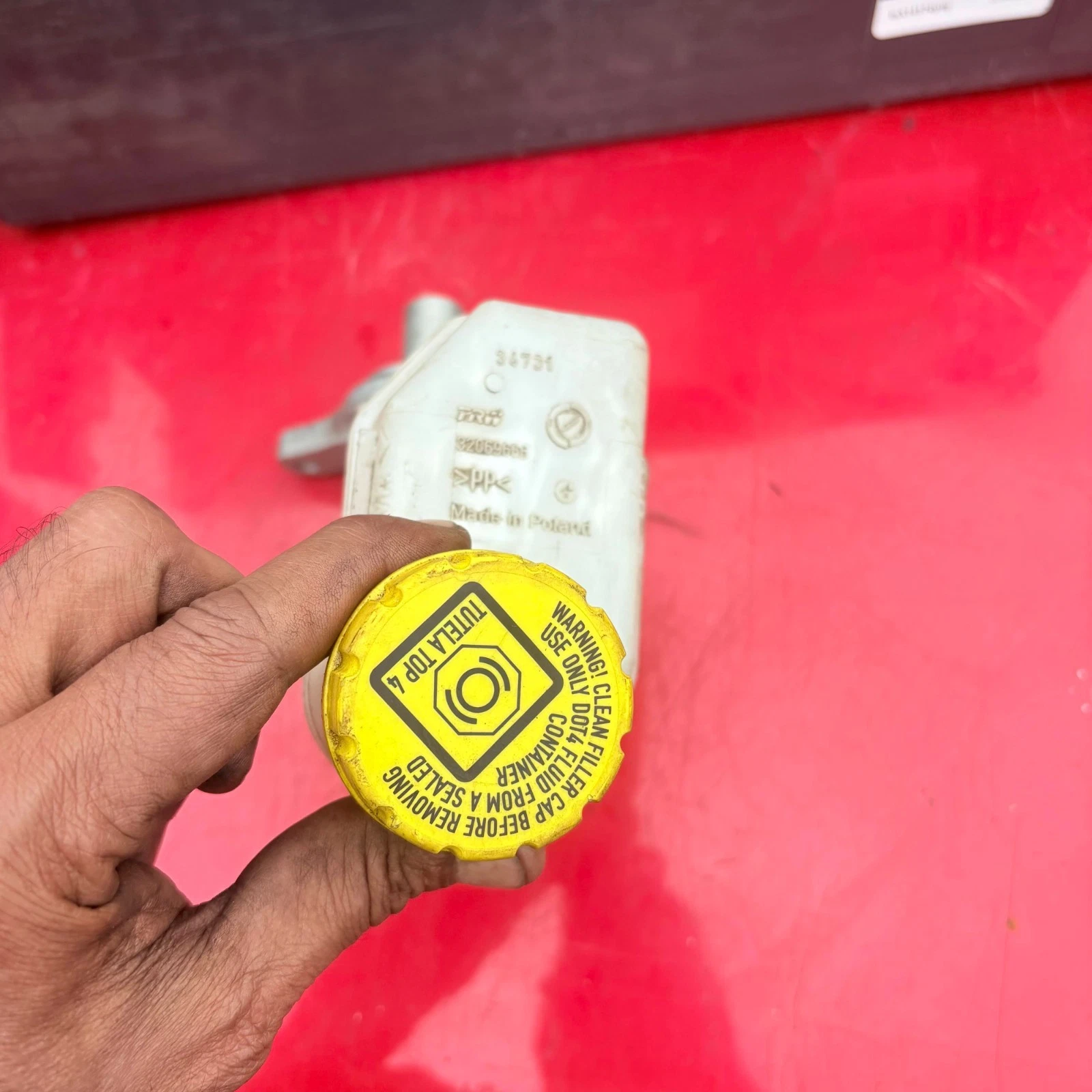 FIAT 500 brake fluid reservoir identification detail