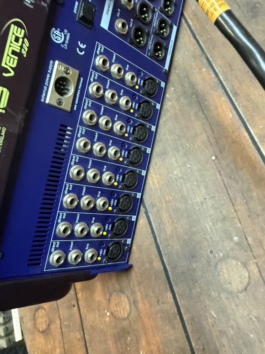 Midas Venice 320 キャリーケース 青 Midas Venice 320 32-Channel Analog Mixing Console Live Sound