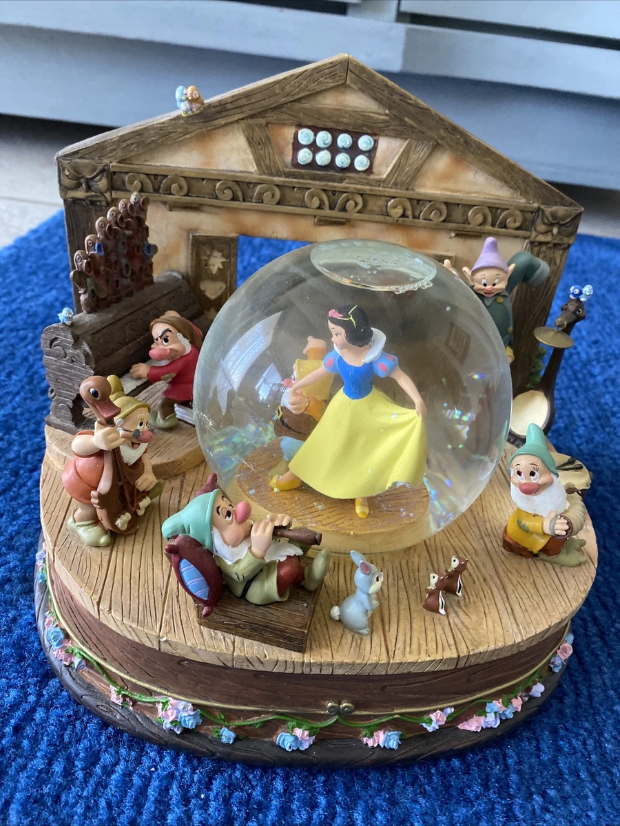 Disney SNOW WHITE & SEVEN DWARVES large Music SNOW GLOBE collectible