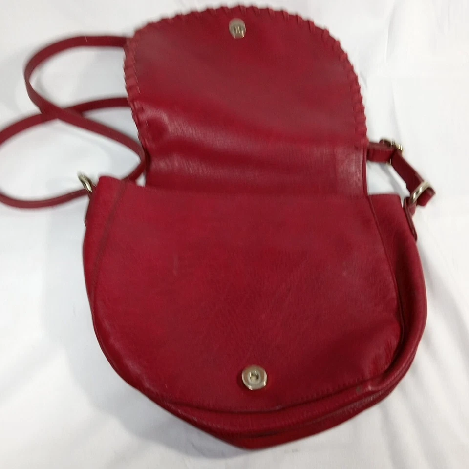 Bolso de mano INC International Concepts Willow Saddle de cuero rojo con puntada gruesa Foto 4 de 4