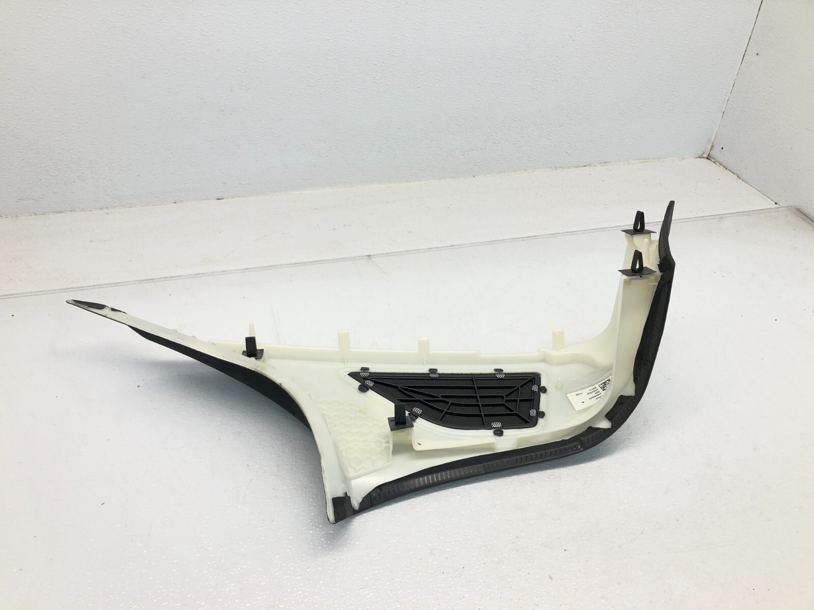 2017-2020 MASERATI LEVANTE LEFT DRIVER REAR D PILLAR UPPER TRIM COVER OEM