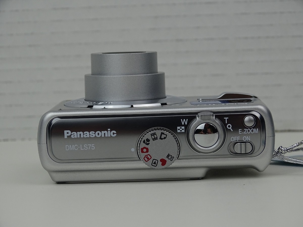 Panasonic LUMIX DMC-LS75 7.2MP Digital Camera 3X Zoom Silver Open