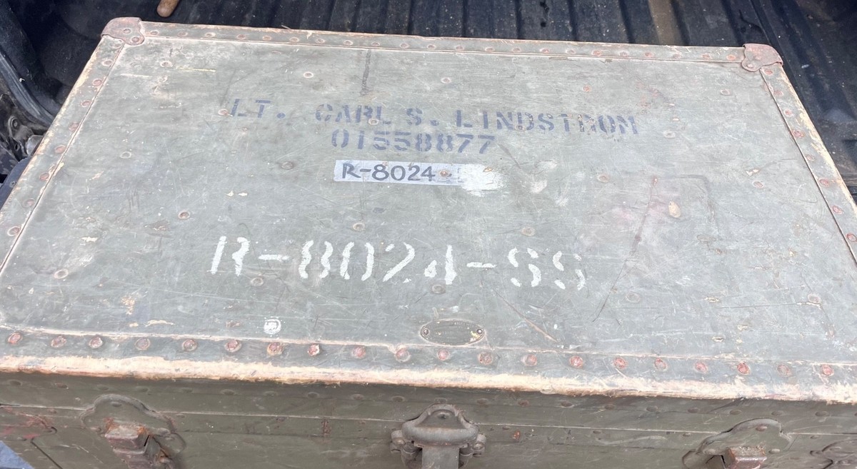 US ARMY WWII Military Footlocker / Trunk Lt. Carl S. Lindstrom