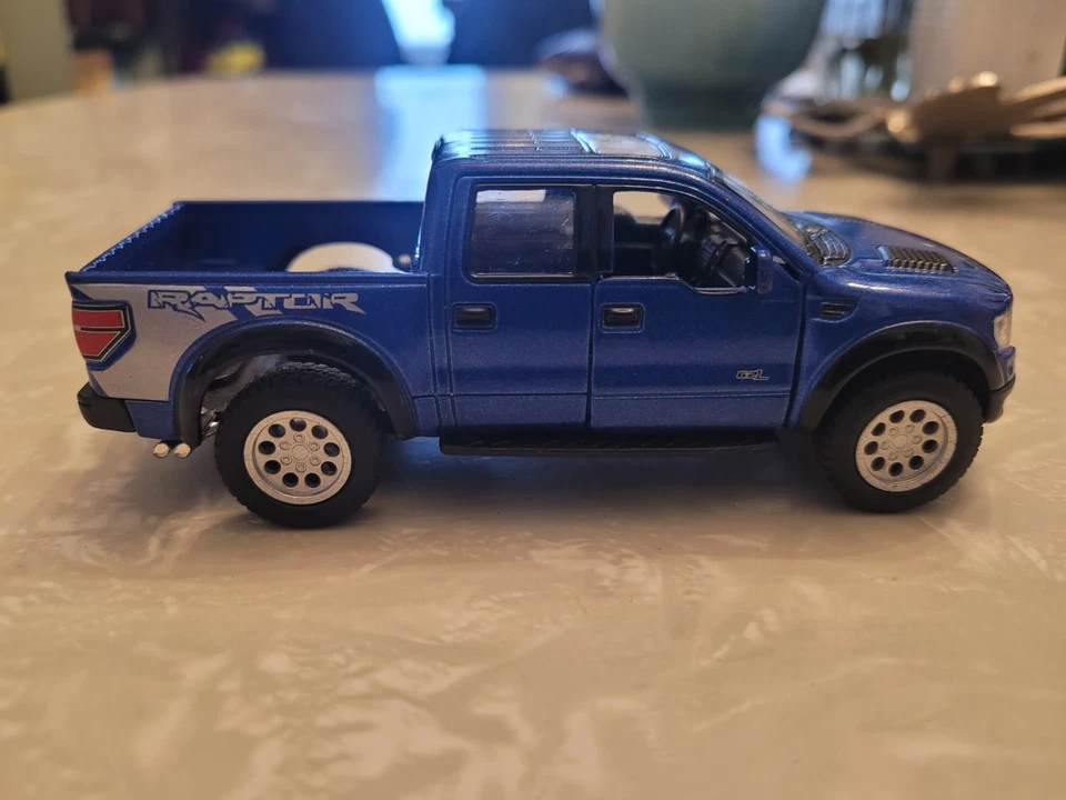 Camioneta pickup Ford F150 SVT Raptor Super Crew 2013 Kinsmart, azul, 1/46 Foto 4 de 4