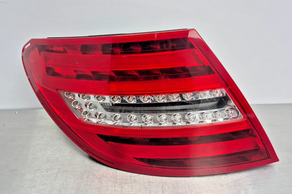 ✅FEU / PHARE ARRIERE GAUCHE MERCEDES C-CLASS W204 Coupé C220 2013 A2049060403 - Photo 2/4
