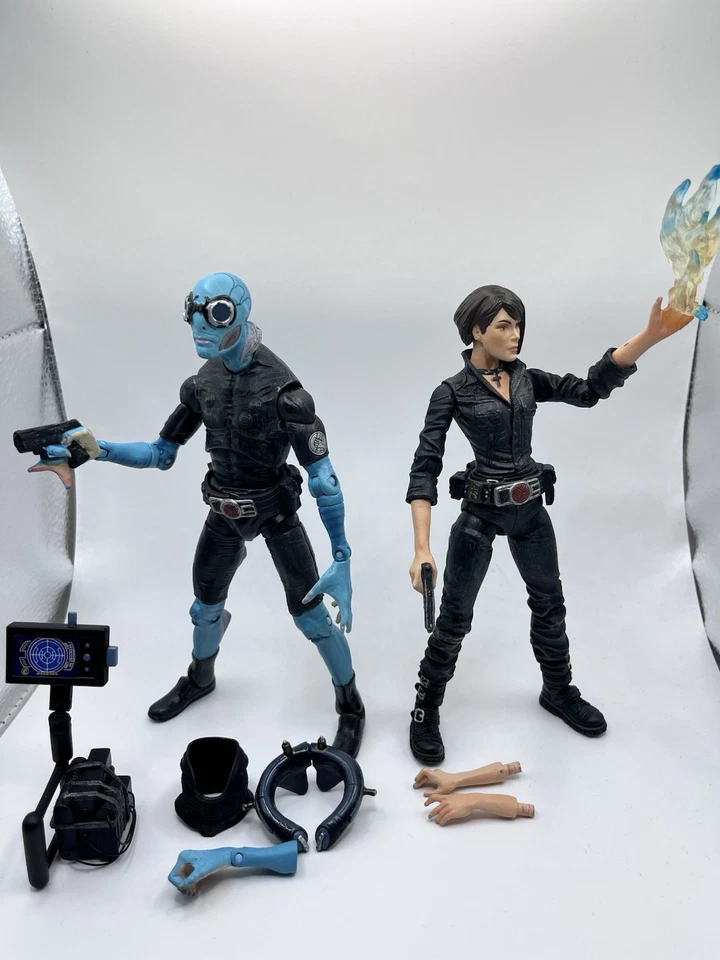 "Mezco Hellboy II Golden Army Abe Sapien con escáner BPRD y figuras de 7"" Liz Sherman" Foto 3 de 4