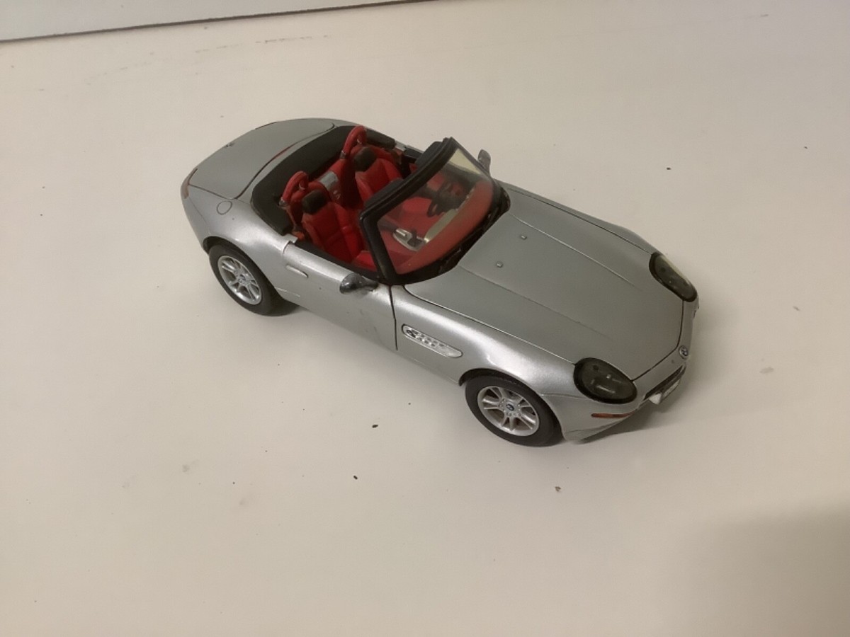 007 “ BMW Z8 Roadster Silver Maisto 1:18 Scale Diecast no. 73106