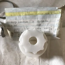NOS OEM JOHNSON EVINRUDE PROP CLUTCH HUB 1.5-2 HP