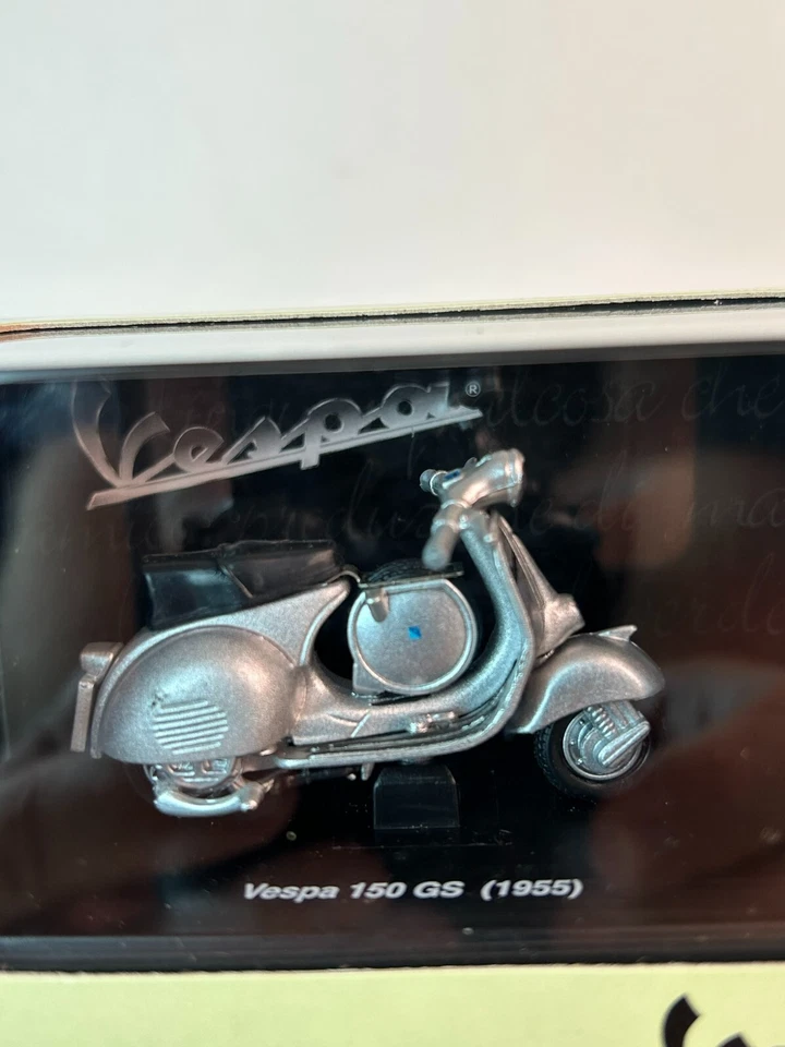 New Ray 1:32 Scale 1955 Vespa 150 GS Scooter - Image 2 of 4