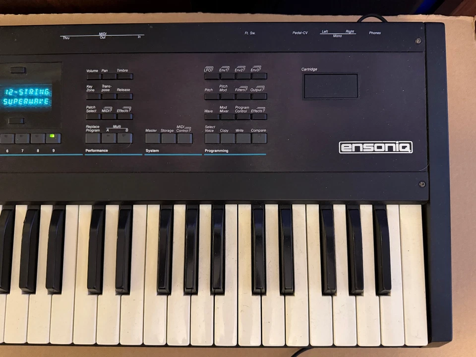 Sintetizador de síntesis de componentes dinámicos Ensoniq VFX Foto 4 de 4