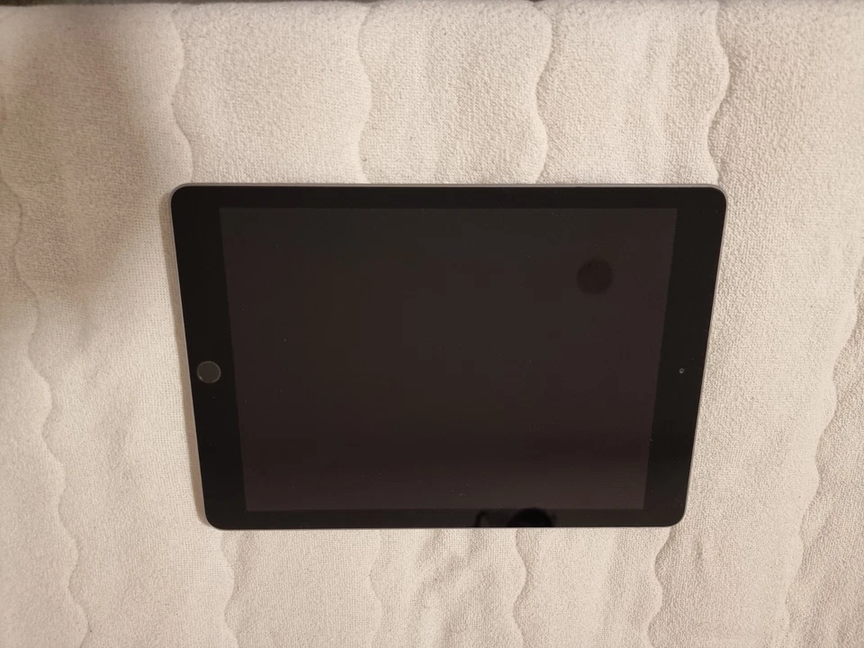 IPad 6. Generation 32 GB Space-Grau | inkl. Tastaturhülle Logitech Slim Folio - Bild 4 von 4