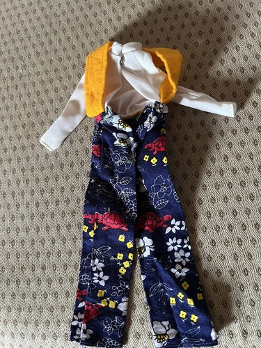 1973 Barbie #8685 gelb gestrickter Pullover mit Blumenmuster Overall Outfit