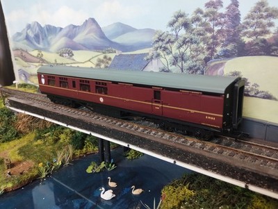 Bachmann 34-453A (OO) BR Thompson BSK Brake Second Corridor Coach 'E1918E'.