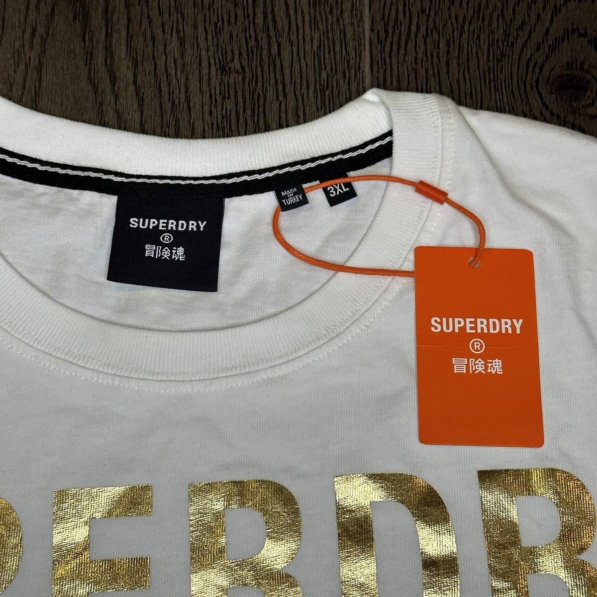 Superdry★エンボスロゴ ワークウェアTシャツ 送関込 NWT Superdry Men's White Corporate Logo Gold Foil T-Shirt