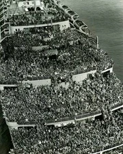 WWII B&W Photo Queen Mary Troopship 1945  WW2 WW2 World War Two England / 7039
