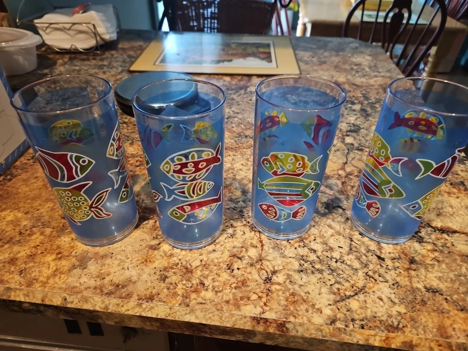 Juego de 4 vasos refrigeradores altos Kasualware de Kraftware plástico vinícola con motivo de pescado Foto 2 de 4