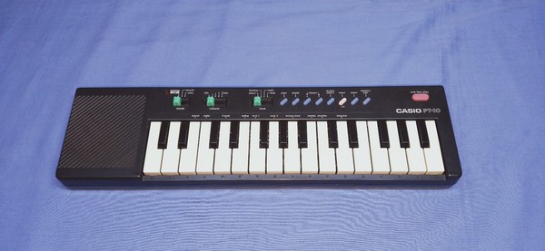 Teclado Piano Casio PT-10 negro funcionando en muy buen estado