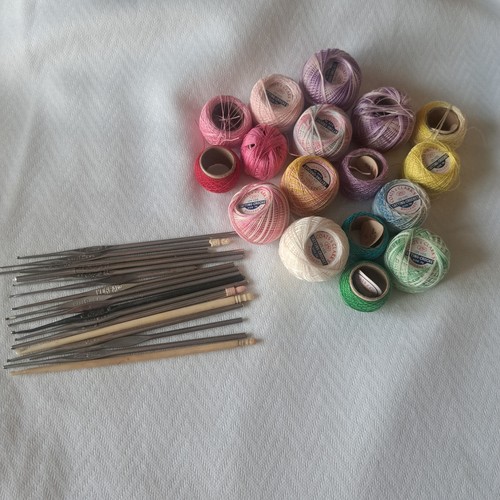 Vintage Tatting Crochet Hooks And Thread Lot 18 Hooks And 17 Spools Thread