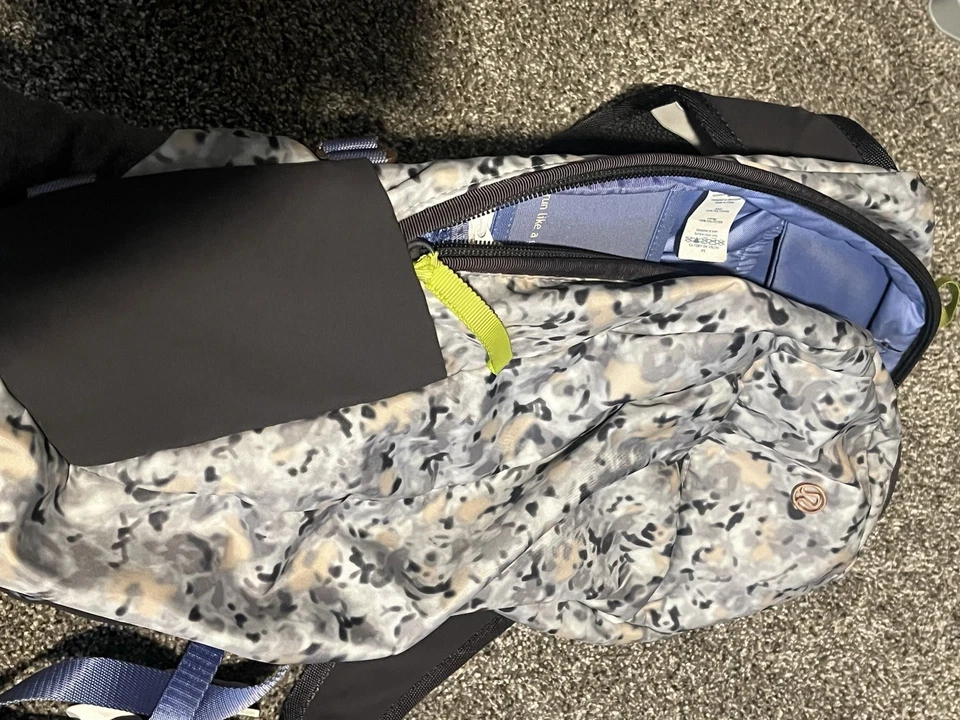 Mochila Lululemon Run From Work Not So Petite Fleur Cuchara Plateada Camuflada Foto 4 de 4