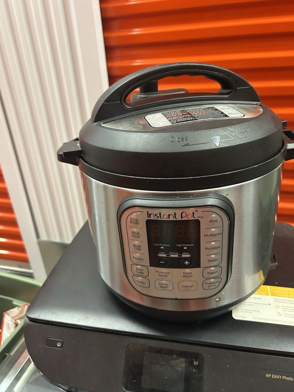 Instant Pot Duo 6 qt 1000W Programmable 13-Program Pressure Cooker w/ Lid