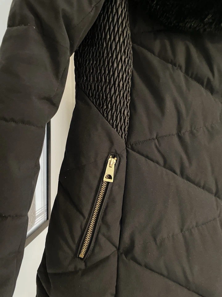 Abrigo chaqueta acolchada larga de invierno con cuello de piel sintética Guess talla mediana. Foto 2 de 4