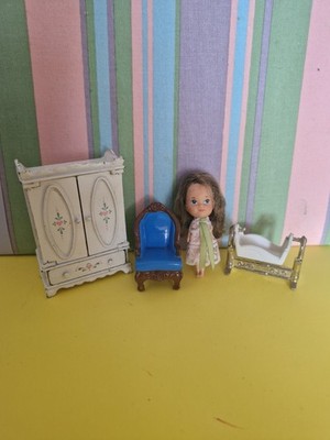 Vintage Mattel ''The Littles'' Daphne Puppe, Kleiderschrank, Stuhl & Wiege 1980 