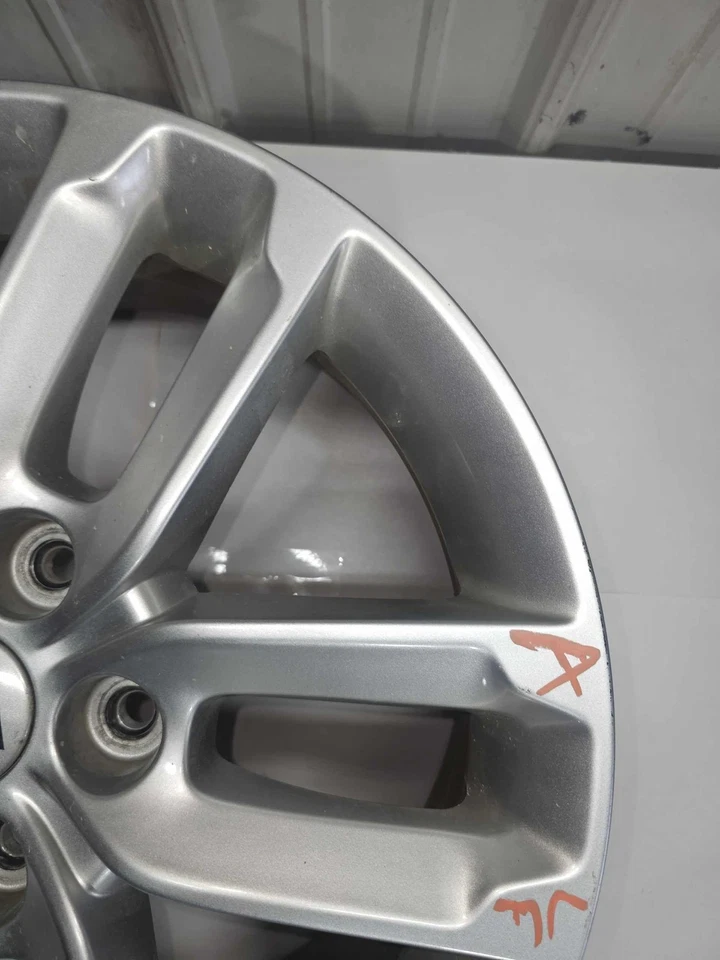 14 15 KIA SORENTO Wheel 17X7 SILVER 5 DOUBLE SPOKE PN 529101U275 - Image 4 of 4