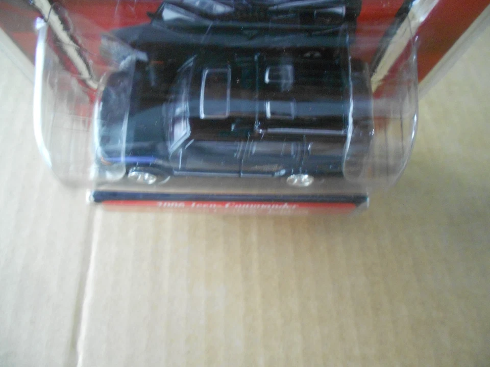 MotorMax 2006 Jeep Commander American Graffiti Edition Black 1/64 NOS NIP - Image 4 of 4