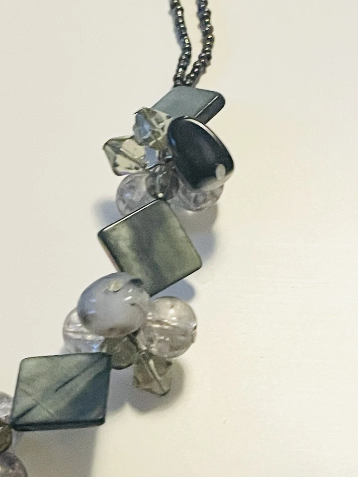 Costume Jewellery - Green Marble Effect Glass Necklace - Clear Glass - Image 4 of 4