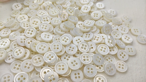 10x Knöpfe rund Perlmutt 10 mm Muscheln Kinderknöpfe Knopf Kinder Baby weiß neu - Video 1 of 1