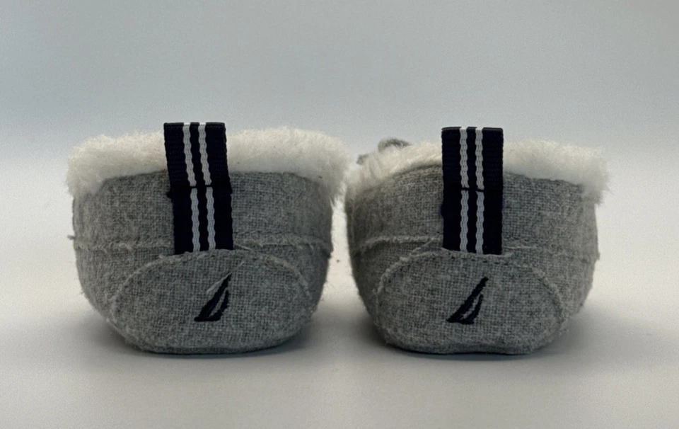 Nautica новорожденного серый и белый мокасины тапочки действительно мягкий отличном состоянии - Изображение 3 из 4