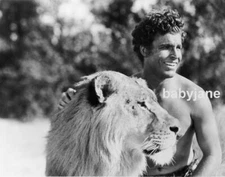 040 BUSTER CRABBE AS TARZAN POSING WITH LION PHOTO 