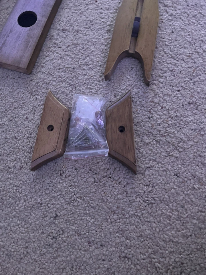 Bass Pro Shop eight rod capacity;wall rack for fishing poles - Imagem 3 de 4