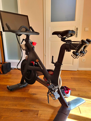 Peloton Fitnessbike mit Touchscreen & Flaschenhalter, Schwarz