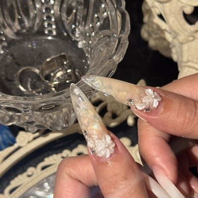 Acrylic engraved white series elegant and refined rich-appearing nail art can be