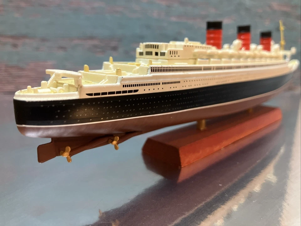 1:1250 RMS Queen Mary Ocean Liner Model – Display Stand – Collectible Ship - Image 3 of 4