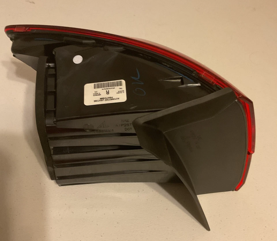 Luz trasera exterior derecha Volkswagen Jetta 2015-2018. OEM Foto 4 de 4