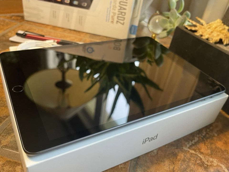 Apple iPad 8th gen (128gb) 5G Cellular Unlocked (A2270) Verizon {iOS17}90% Black - Image 4 of 4