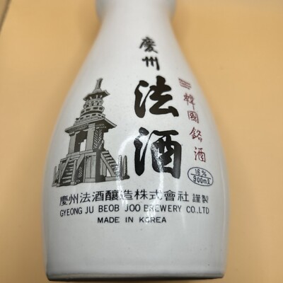 Koreanische Joo Brauerei REISWEIN, weiße dekorative Keramikflasche. 26 cm hoch. (M)