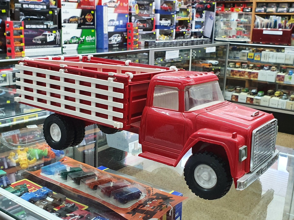 ERTL Die Cast Aluminium International Harvester Grain Livestock Truck  390mm L