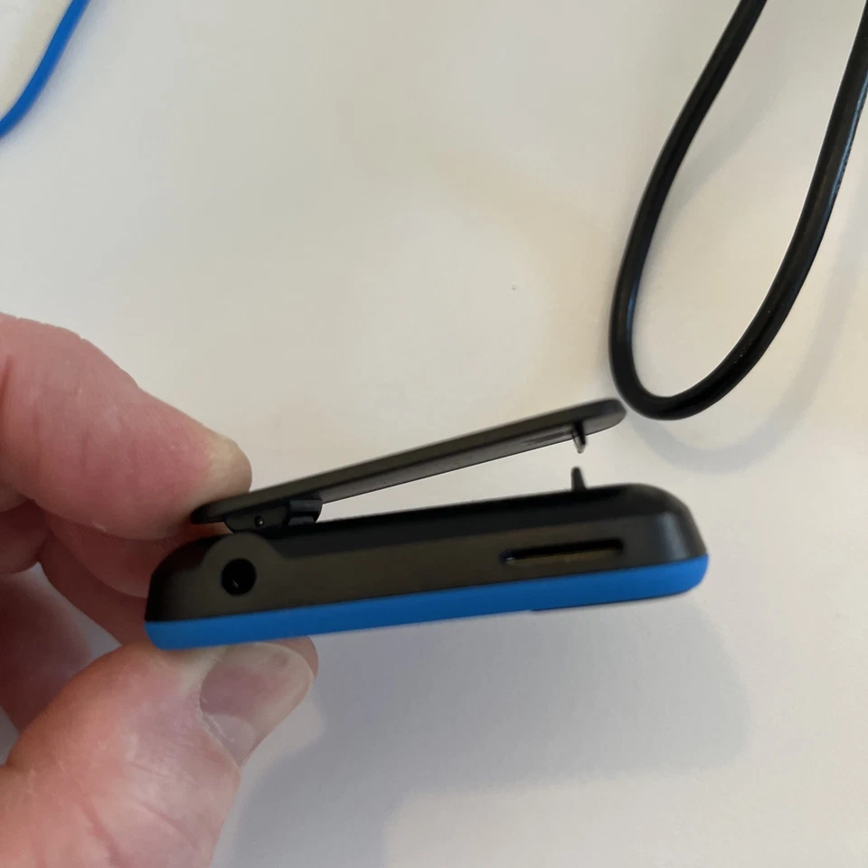 SanDisk Clip Sport 8GB Blue MP3 Player W/ Charger & Original Matching Earphones - Image 4 of 4