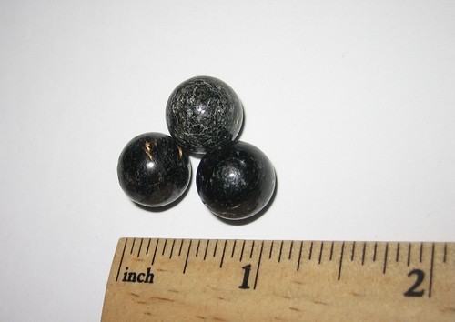 3 PERLINE FORATE MINERALI PIETRA NUUMMITE AUTENTICA LUCIDATE 12mm Groenlandia 8,8 grammi - Foto 7 di 15